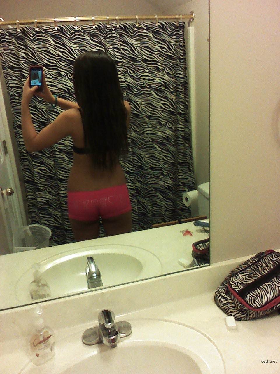 Hot Brunette with a Fine Ass in Amateur Porn Pic