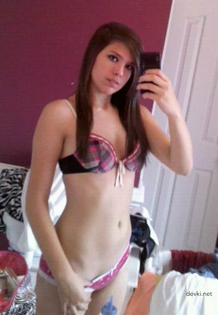 Hot Brunette with a Fine Ass in Amateur Porn Pic