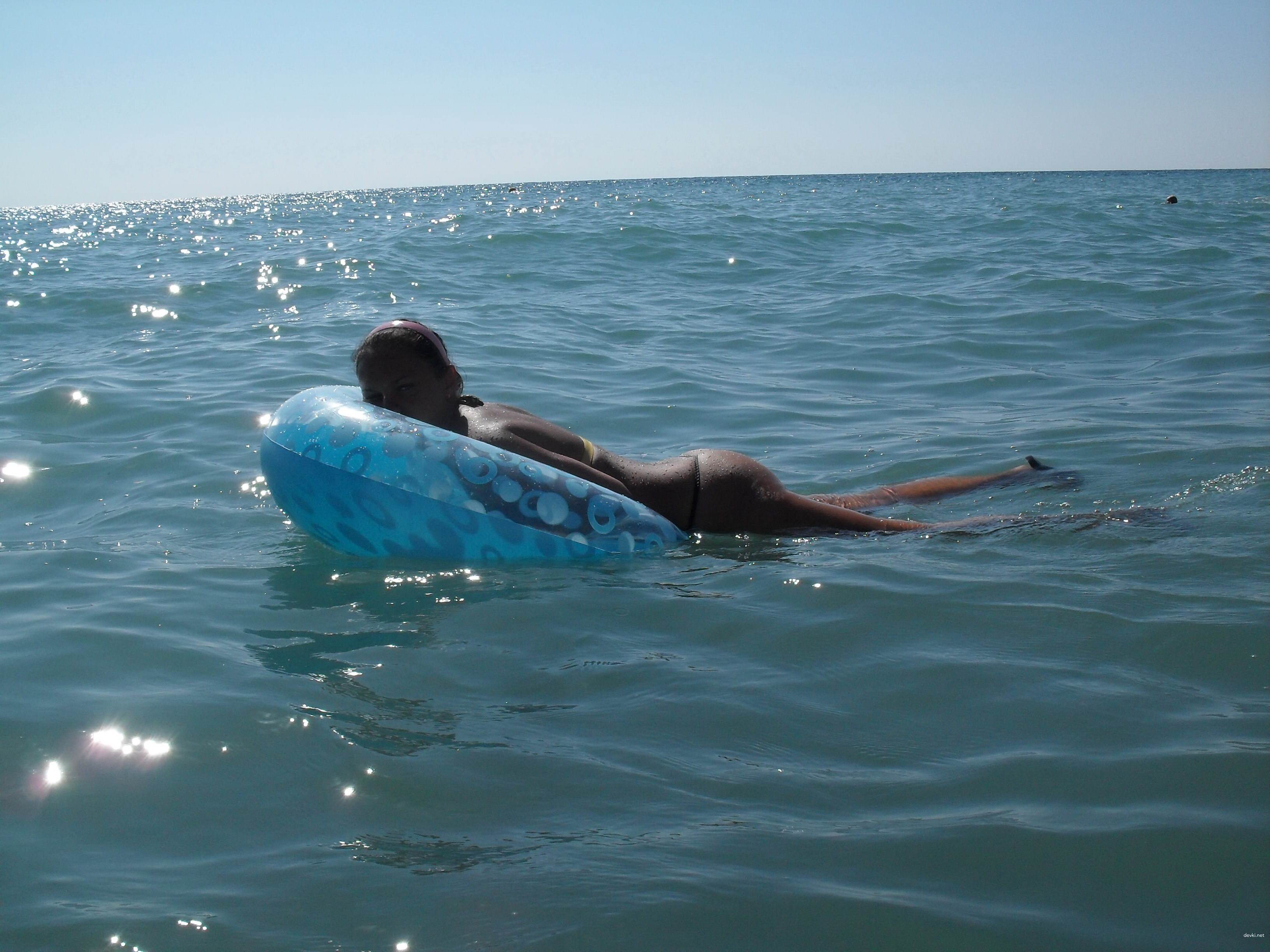 Amateur Brunette with Round Ass at the Beach - Explicit Homemade Porn