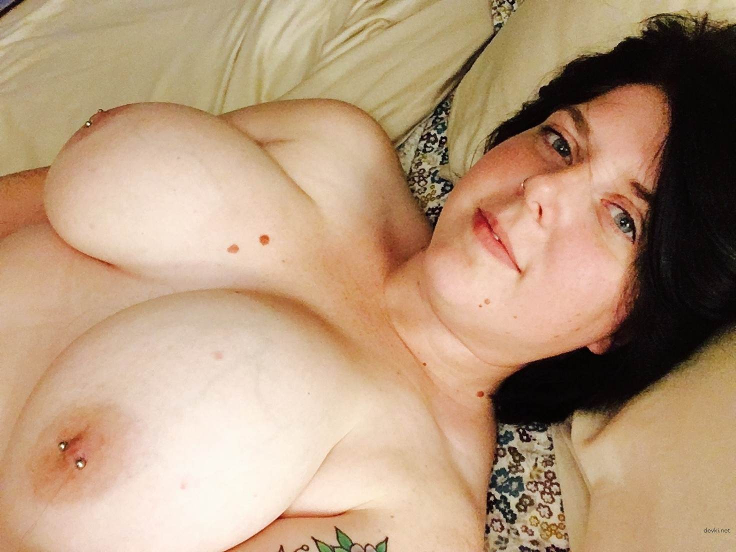 Curvy MILF Amateur Porn Pics - Hot Private Photos of Plump Lady