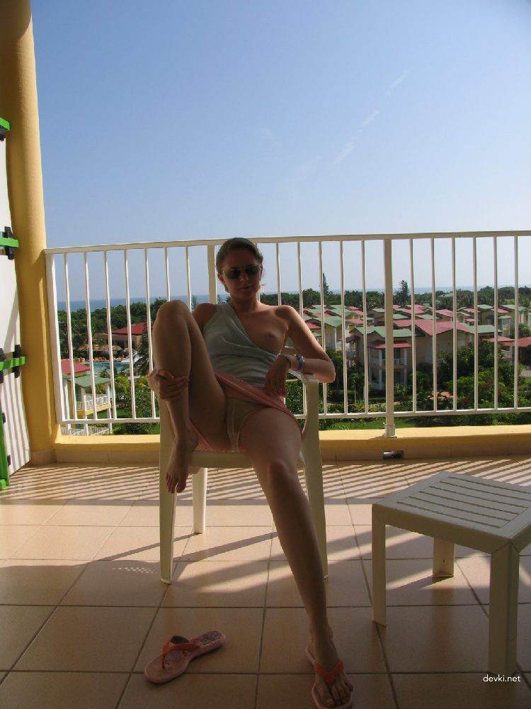 Explicit Blonde Amateur Porn Photos from Behind - Naked Blonde Girl Pics