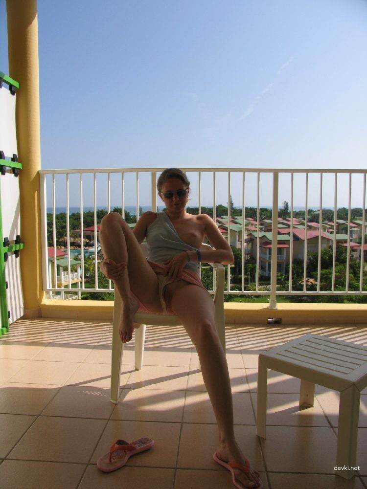 Explicit Blonde Amateur Porn Photos from Behind - Naked Blonde Girl Pics