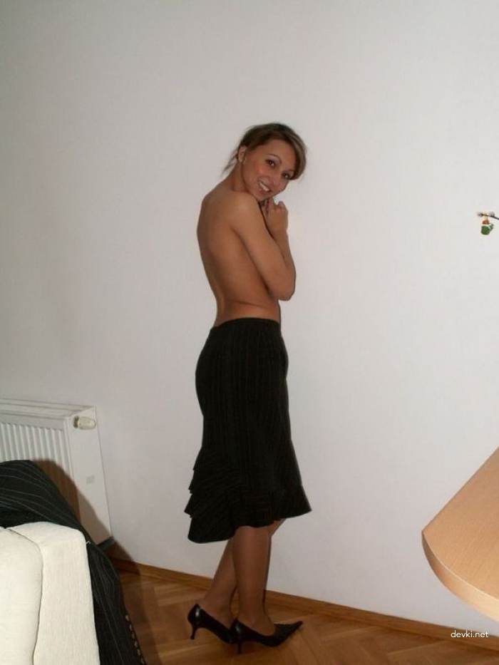Explicit Amateur Photo of Cute Babe: Hot and Sexy Young Girl Captured in Candid Shot