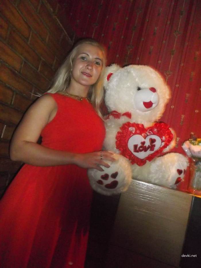 Hot Blonde Strips at Home - Amateur Explicit Photos