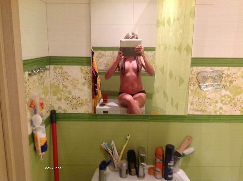 Hot Selfie: Cute Girl Taking Sexy Photos of Herself