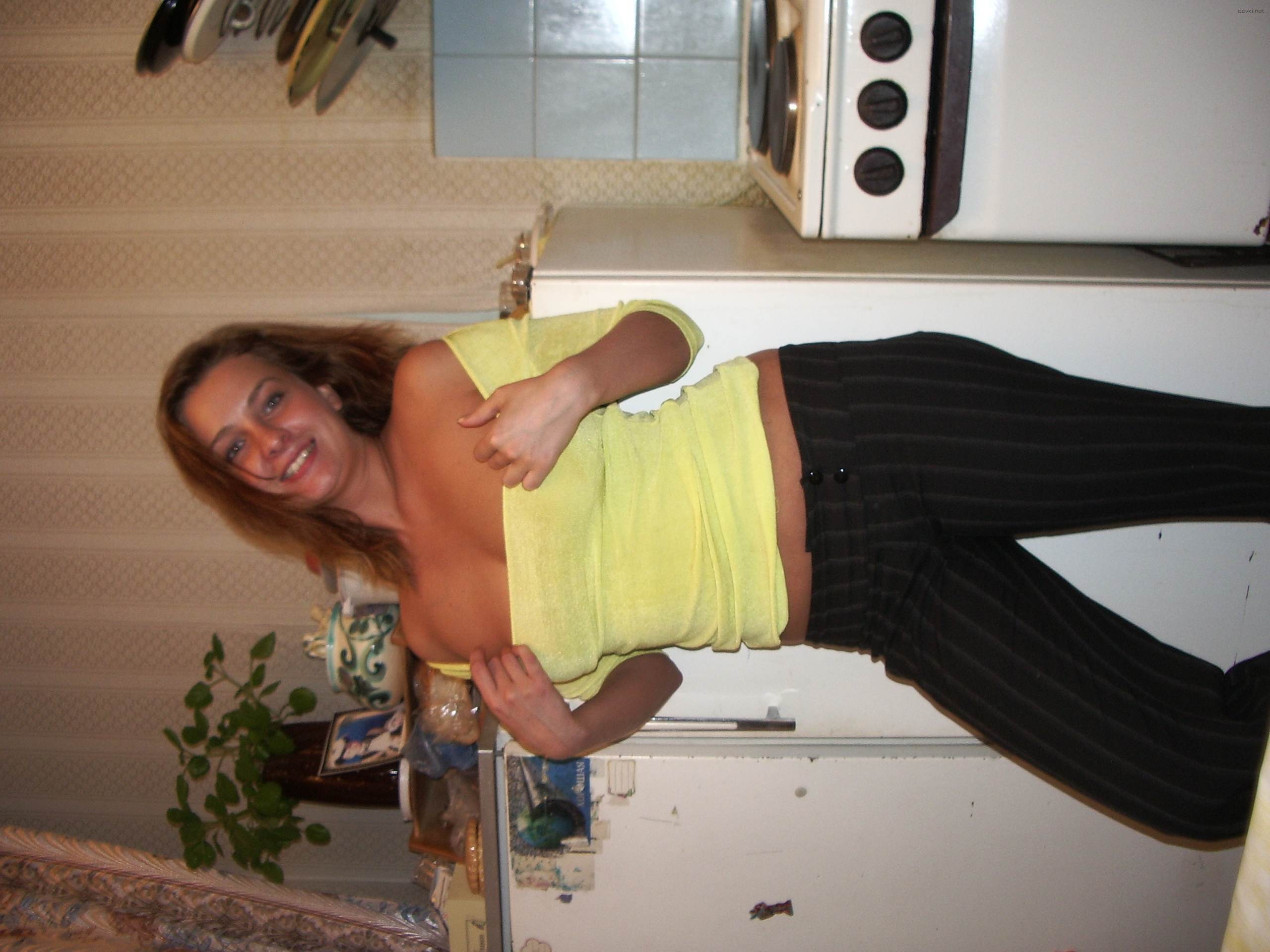 Seductive Amateur Photo: Busty Beauty Flaunting Her Assets