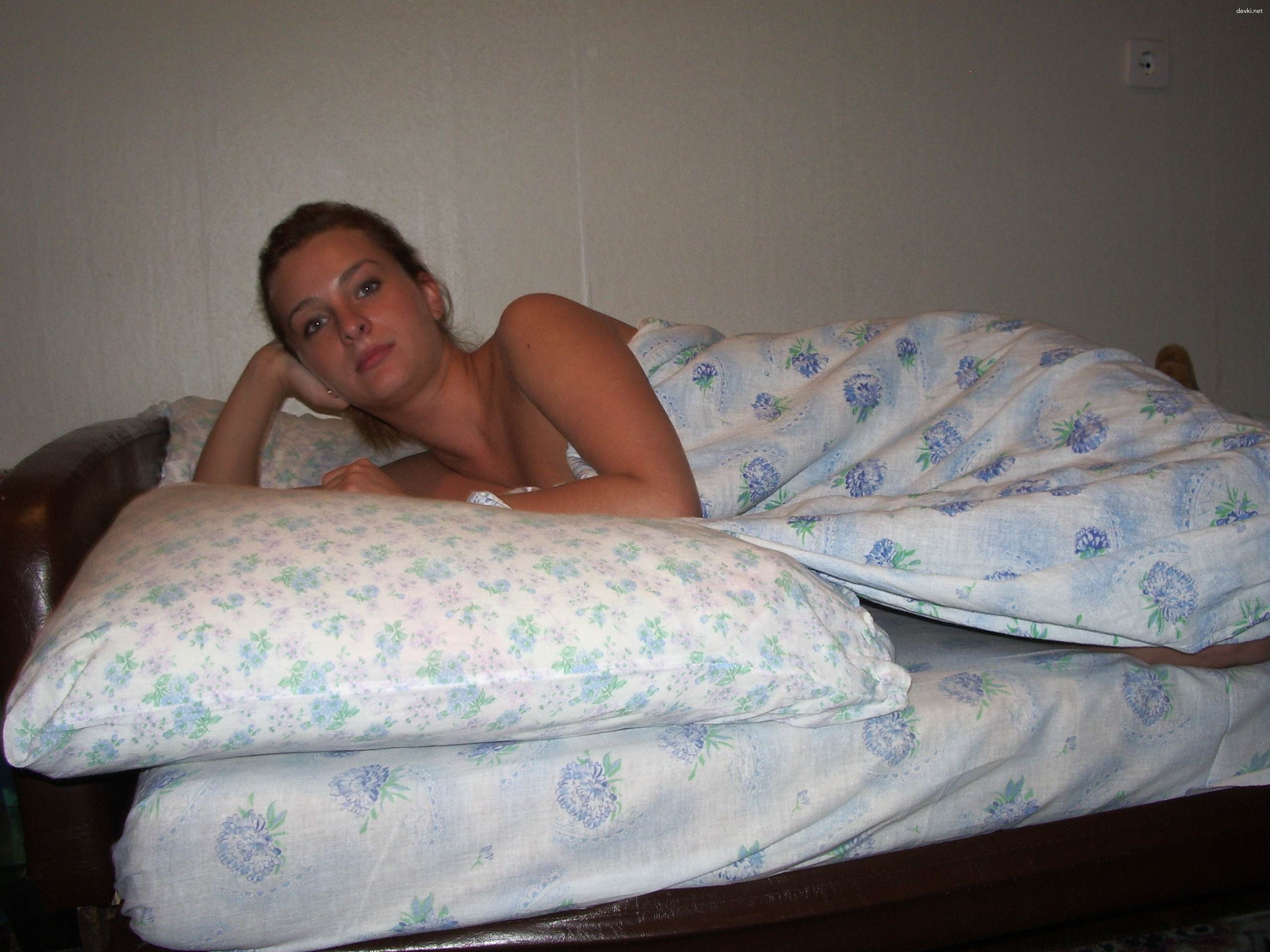 Seductive Amateur Photo: Busty Beauty Flaunting Her Assets