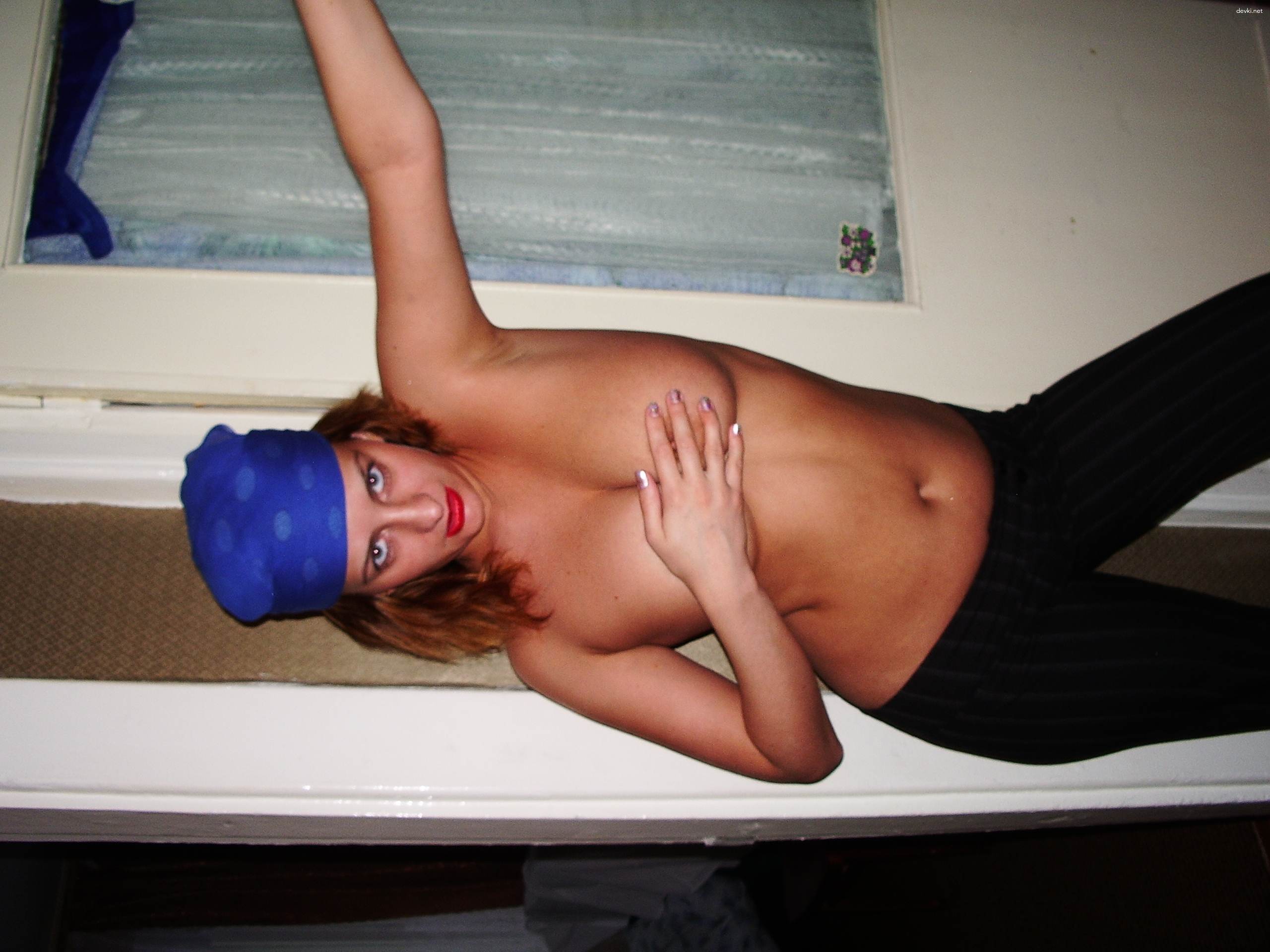 Seductive Amateur Photo: Busty Beauty Flaunting Her Assets
