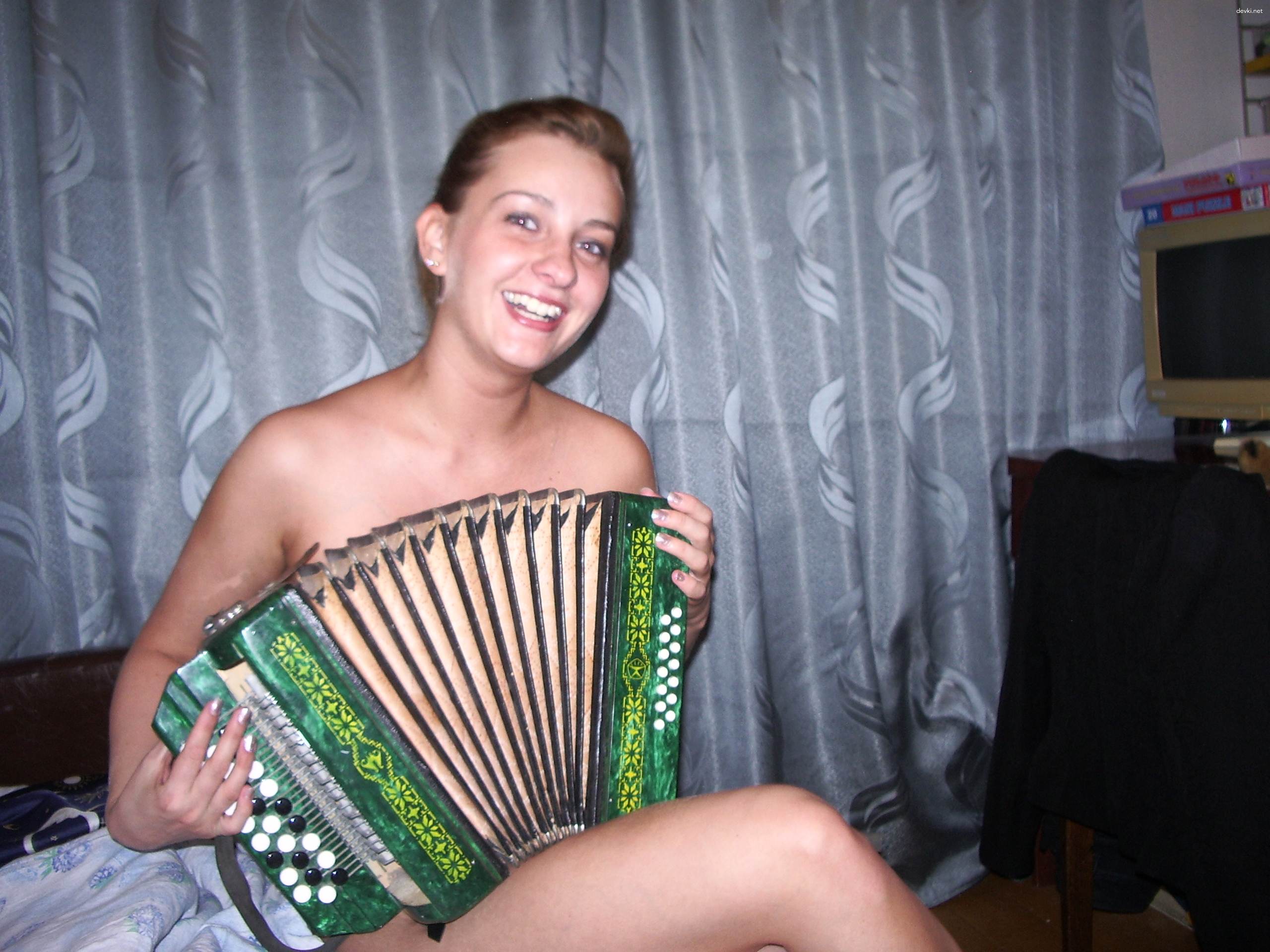 Seductive Amateur Photo: Busty Beauty Flaunting Her Assets