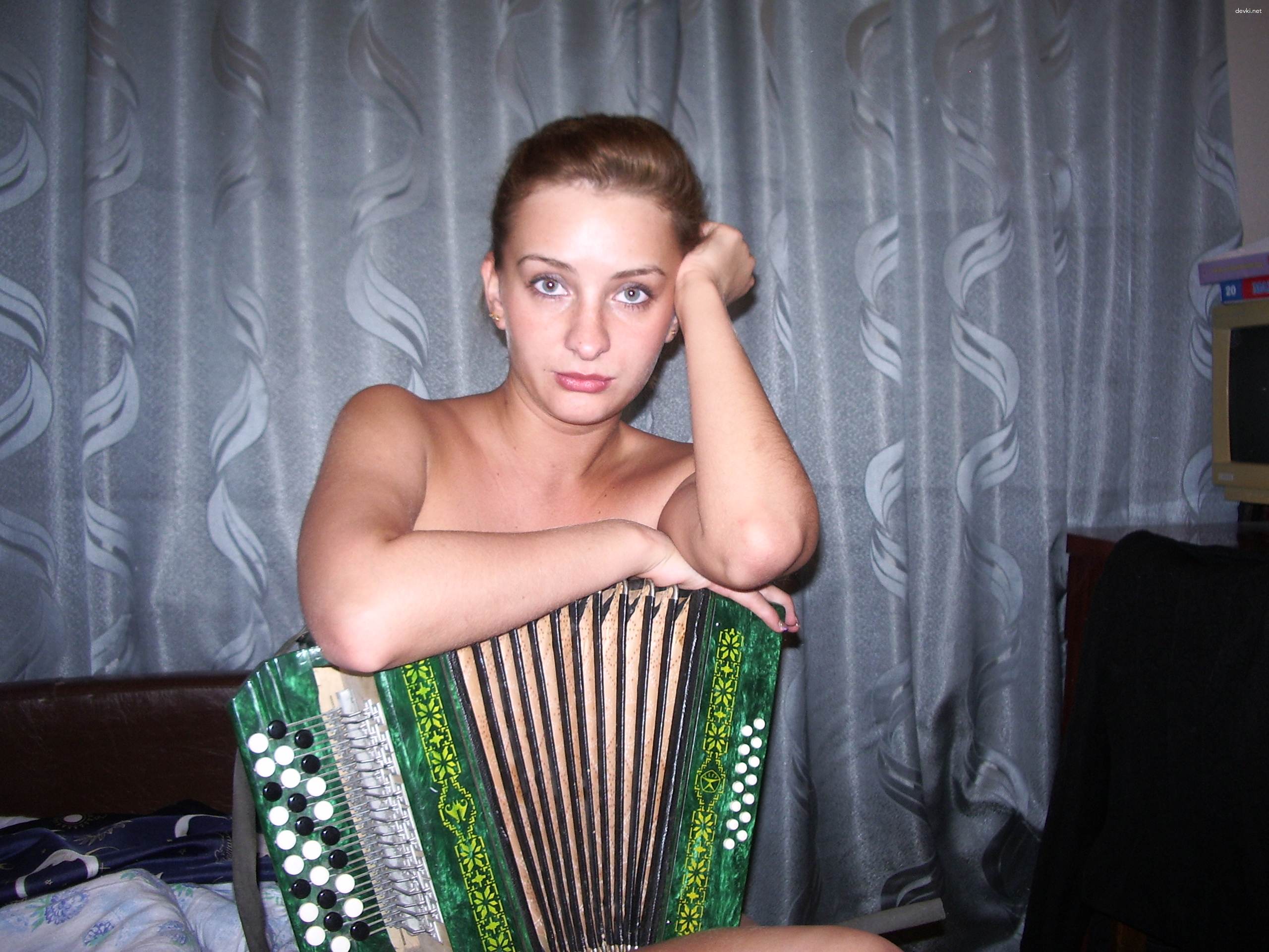 Seductive Amateur Photo: Busty Beauty Flaunting Her Assets
