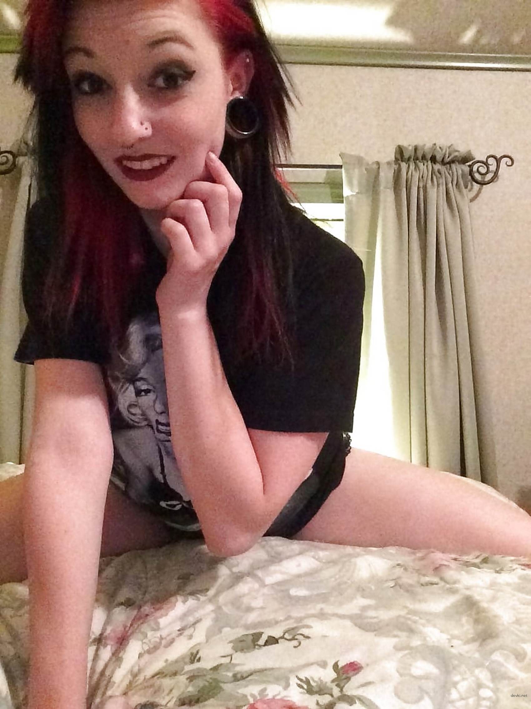 Emo Girl Poses & Sucks Cock in Amateur Porn Pic