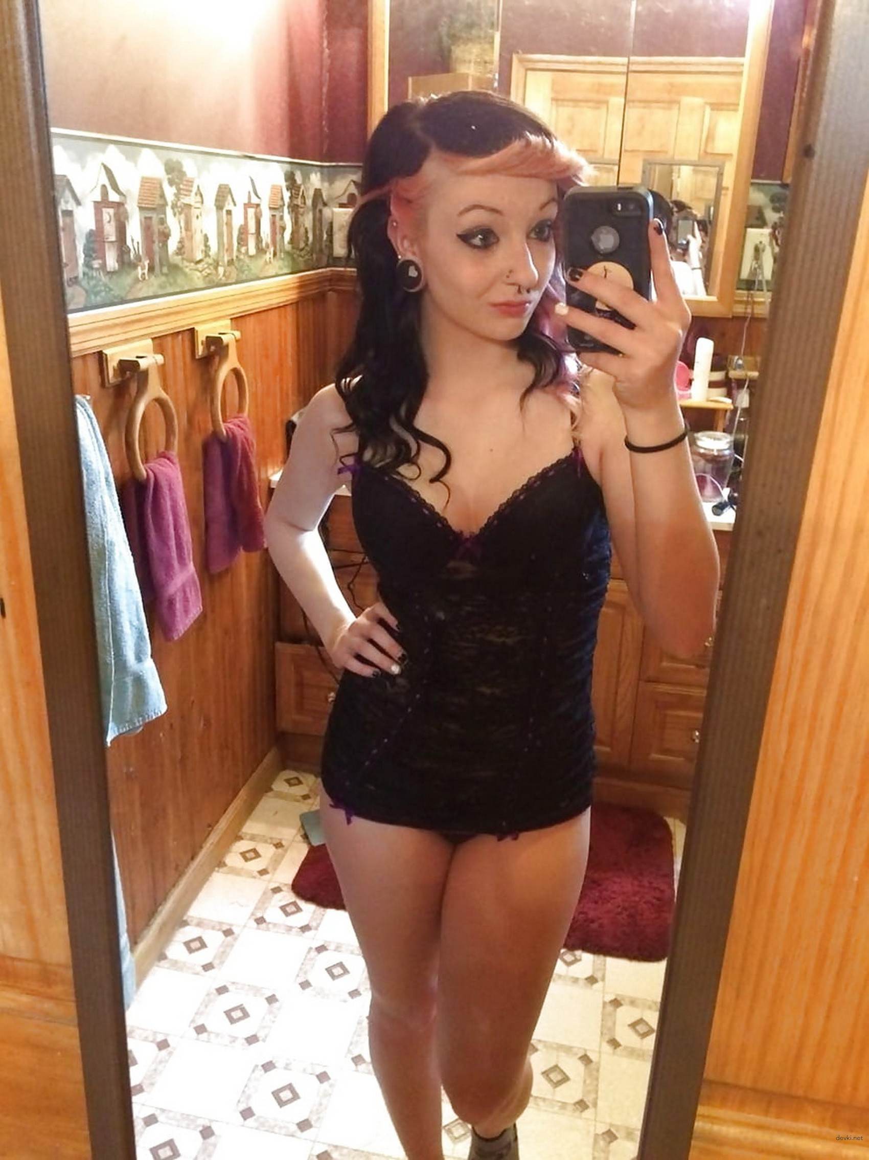 Emo Girl Poses & Sucks Cock in Amateur Porn Pic