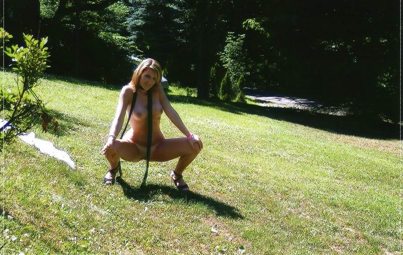 Hot Amateur Spreading Legs and Fucking Herself with Candy