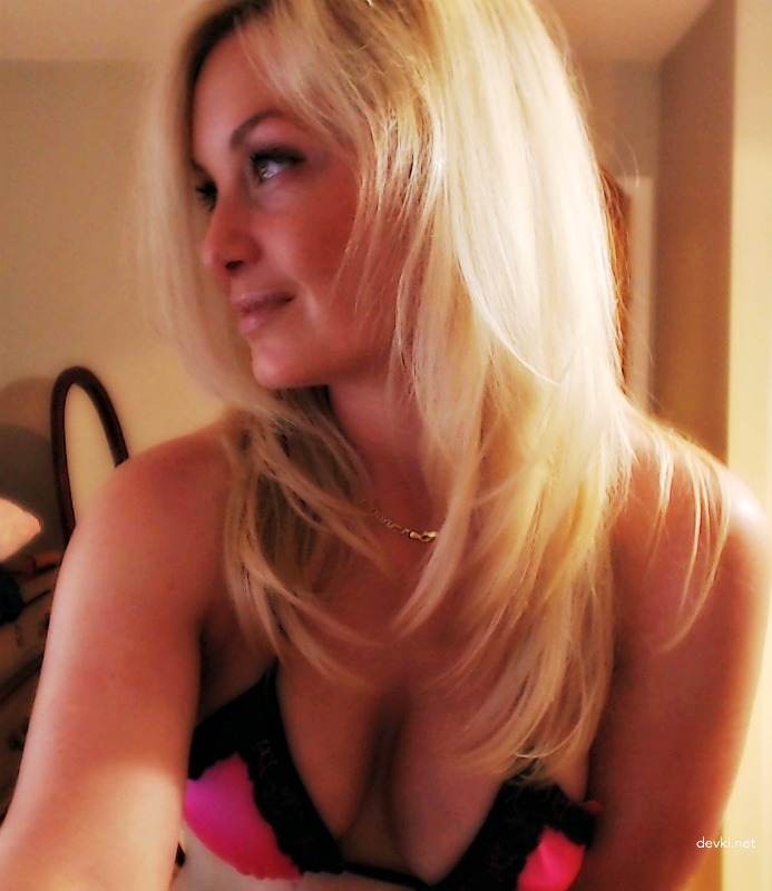 Seductive Blonde Amateur Porn Intimate Photos: Explicit XXX Content!