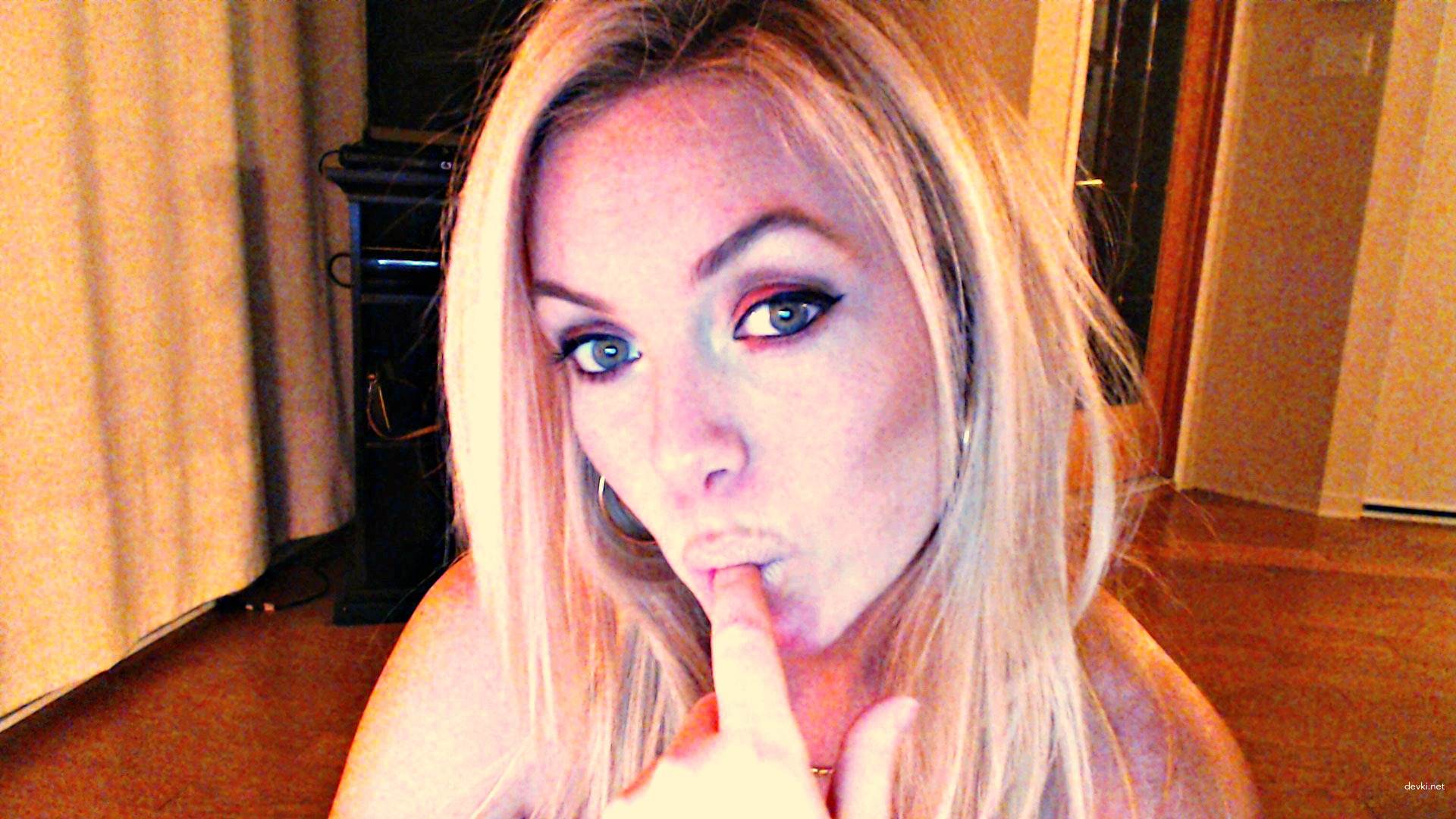 Seductive Blonde Amateur Porn Intimate Photos: Explicit XXX Content!