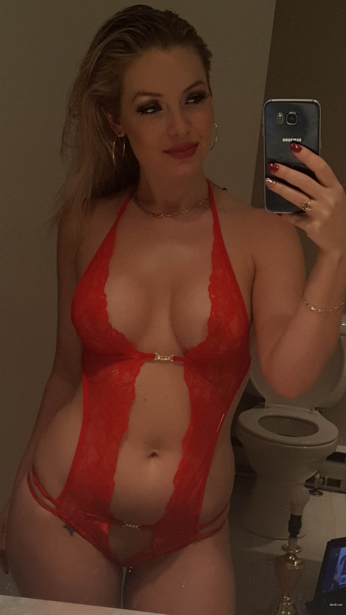 Seductive Blonde Amateur Porn Intimate Photos: Explicit XXX Content!