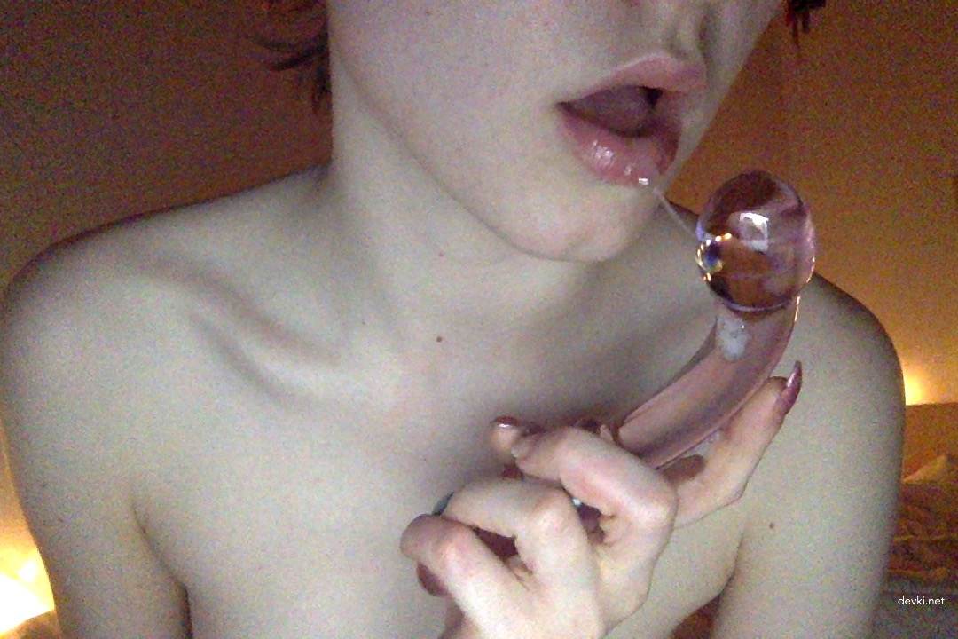 Shaved Beauty Fucks Herself in All Holes - Amateur Porn Pics