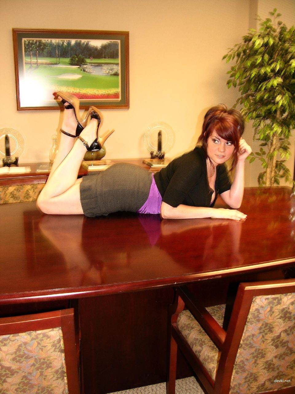 Hot Amateur Poses and Flaunts Superior Curves in Explicit Photoshoot