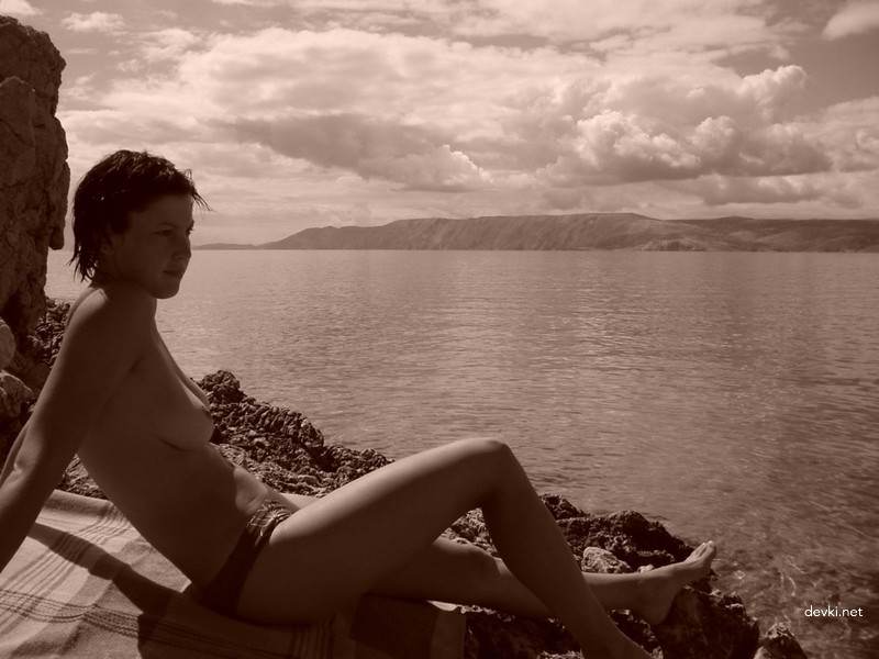 Amateur GFs with Firm Tits in Explicit Porn Photos