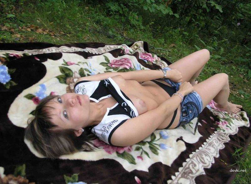 Amateur Outdoor Girl Photo: Explicit Nature Shots of a Hot Babe