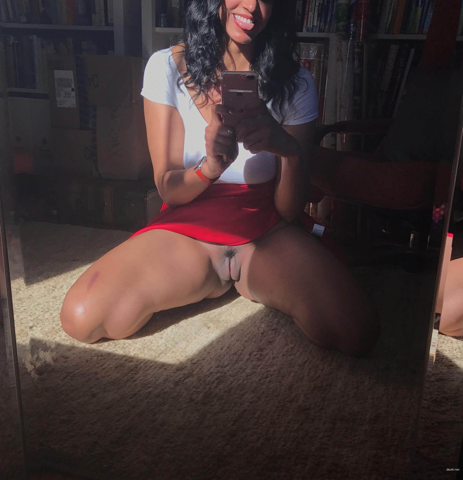 Amateur Babe Spreading Legs and Snapping Pussy Pics