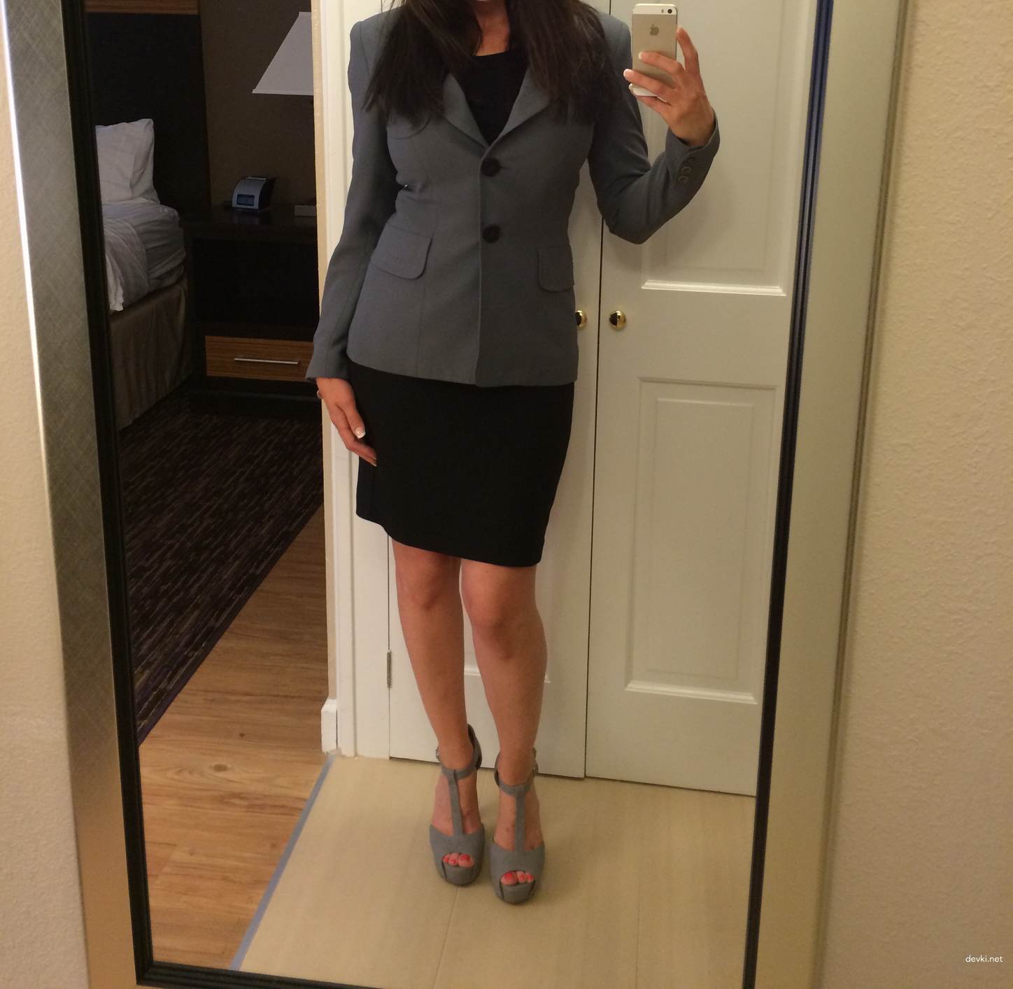 Seductive Woman in Business Suit: Amateur Erotic Photo Shoot