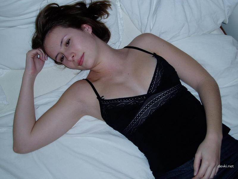 Hot babe poses at home and gives blowjob