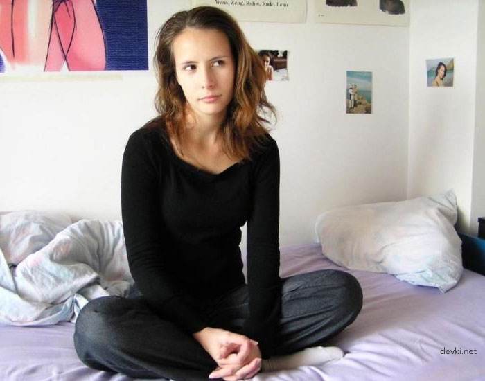 Hot babe poses at home and gives blowjob