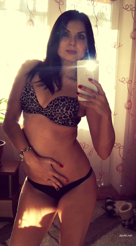 Sexy Brunette Poses Naked and Deepthroats Cock in Amateur Porn Pics