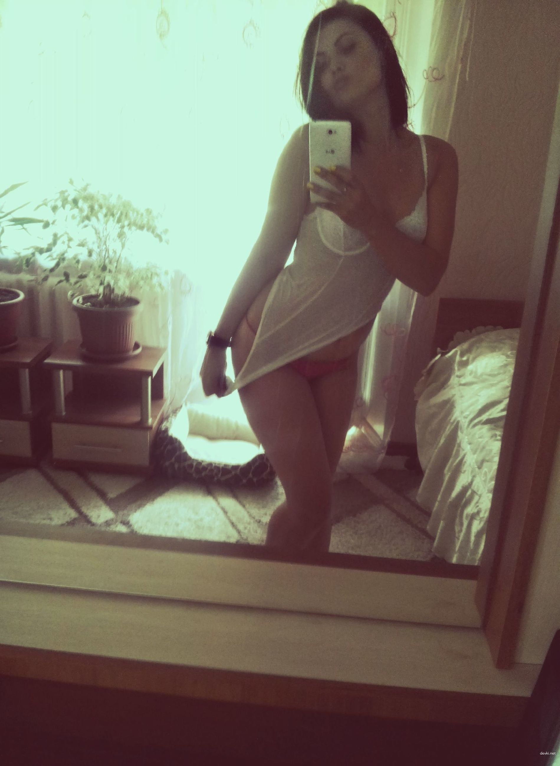 Sexy Brunette Poses Naked and Deepthroats Cock in Amateur Porn Pics