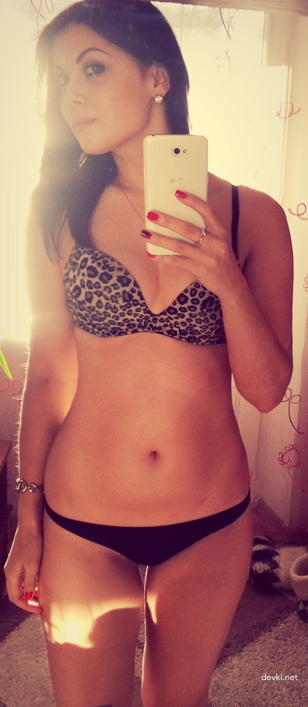 Sexy Brunette Poses Naked and Deepthroats Cock in Amateur Porn Pics