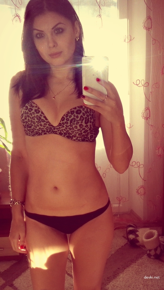 Sexy Brunette Poses Naked and Deepthroats Cock in Amateur Porn Pics