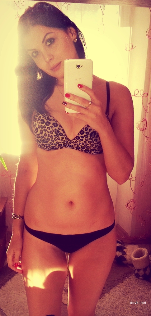 Sexy Brunette Poses Naked and Deepthroats Cock in Amateur Porn Pics