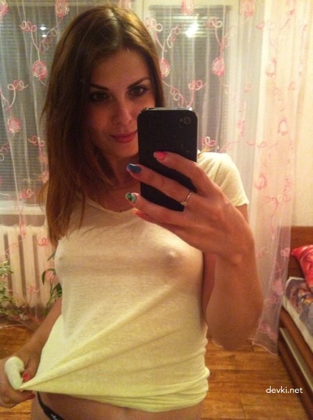 Sexy Brunette Poses Naked and Deepthroats Cock in Amateur Porn Pics