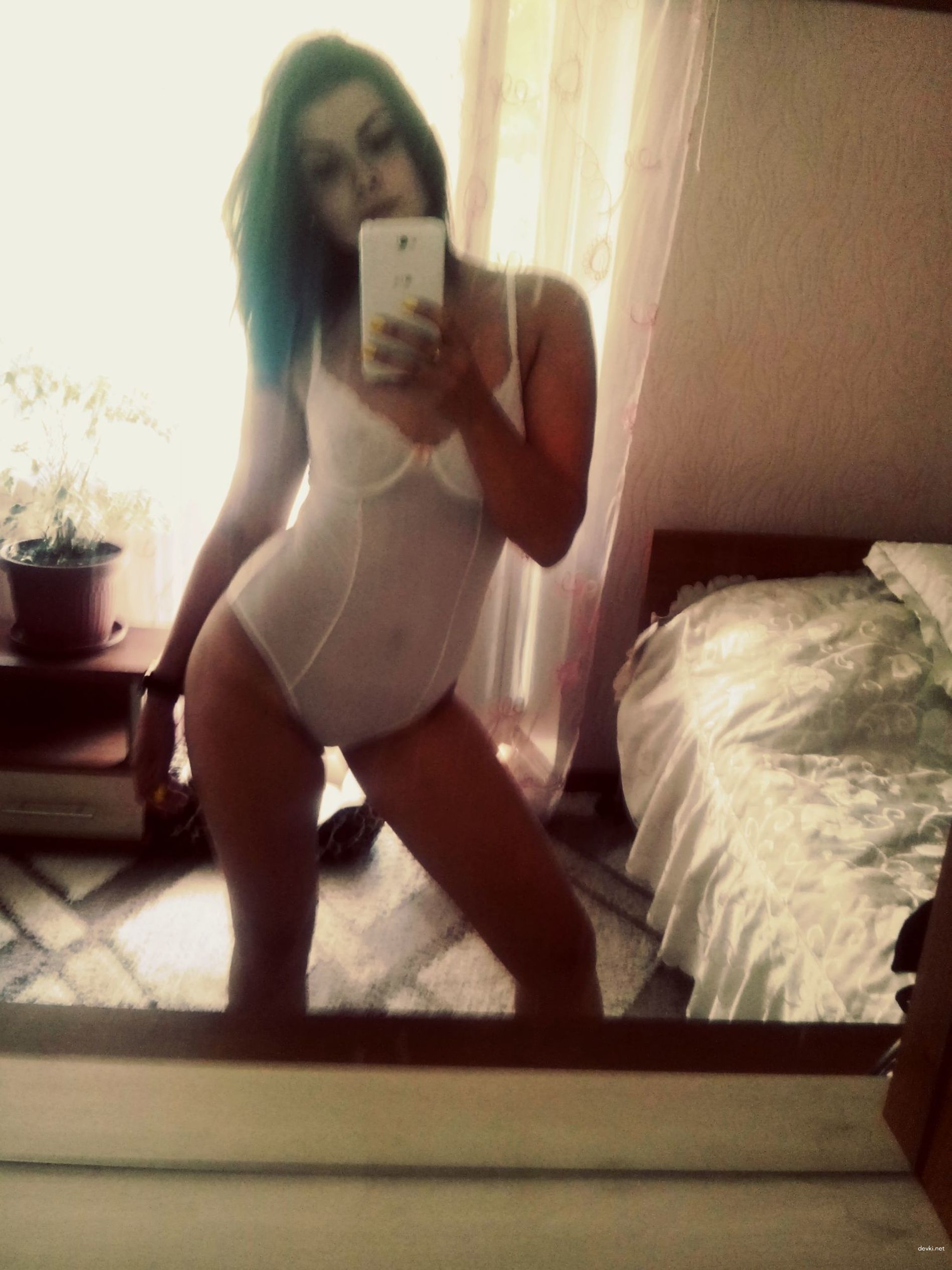 Sexy Brunette Poses Naked and Deepthroats Cock in Amateur Porn Pics