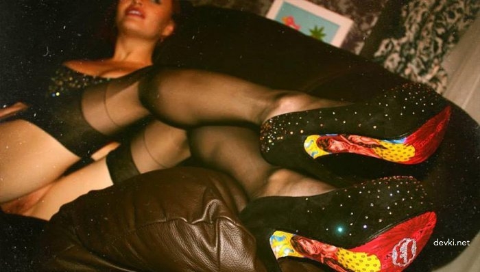 Seductive Teen with Sexy Legs Gives Blowjob - Amateur Porn Pic