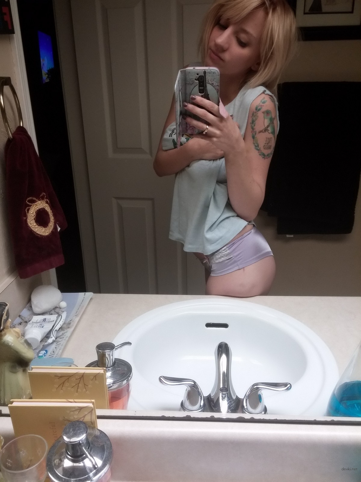 Sensual Amateur Erotica of Cute Girlfriend: Explicit and Provocative Photos
