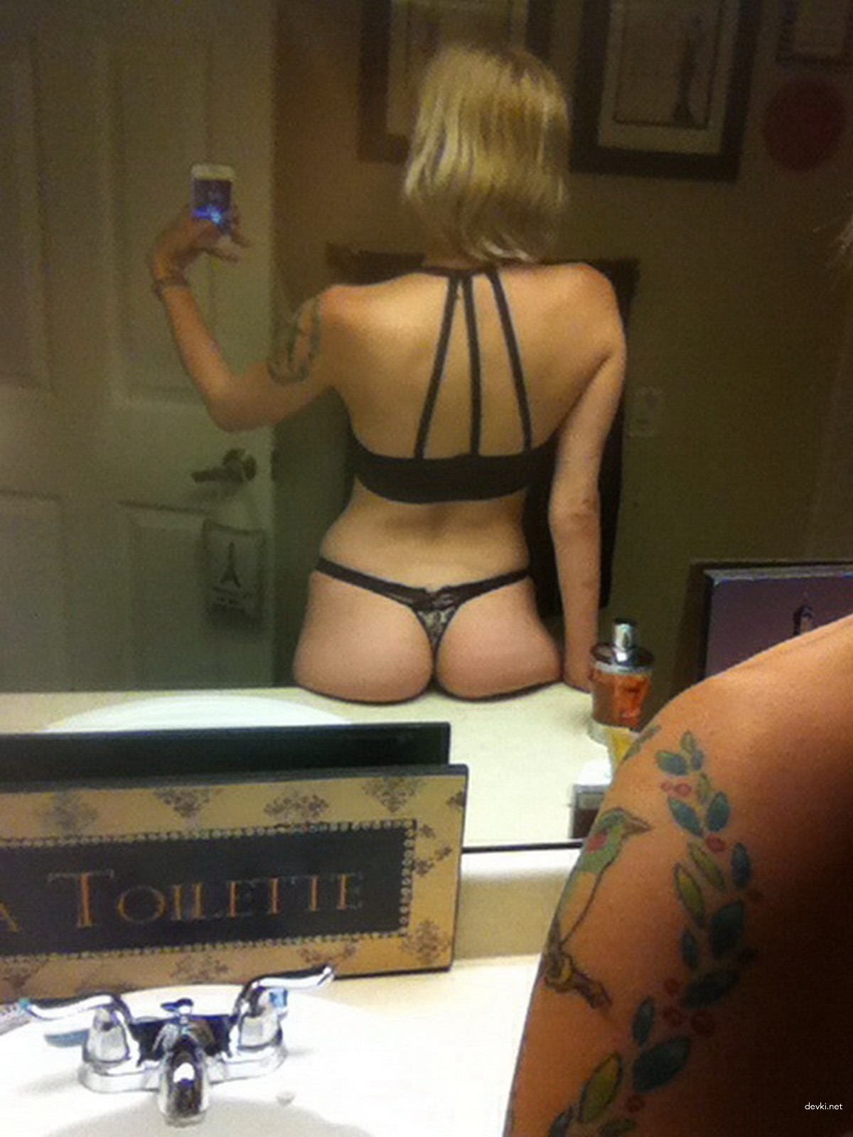 Sensual Amateur Erotica of Cute Girlfriend: Explicit and Provocative Photos