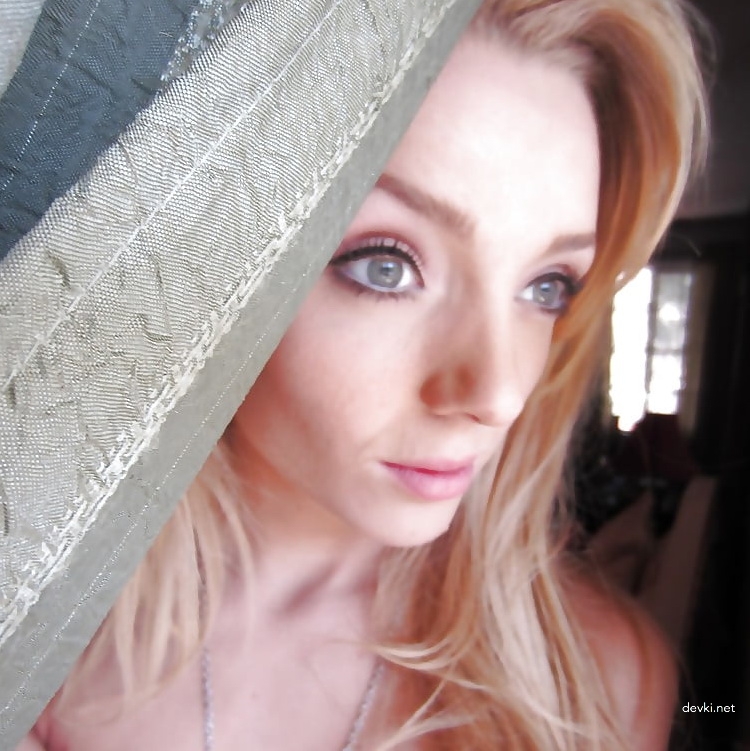 Blonde Amateur Erotica: Explicit Pussy Selfies - XXX Photos