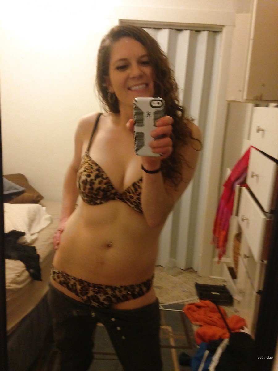 Amateur Girlfriend Sends Intimate Selfies - Explicit and Uncensored!