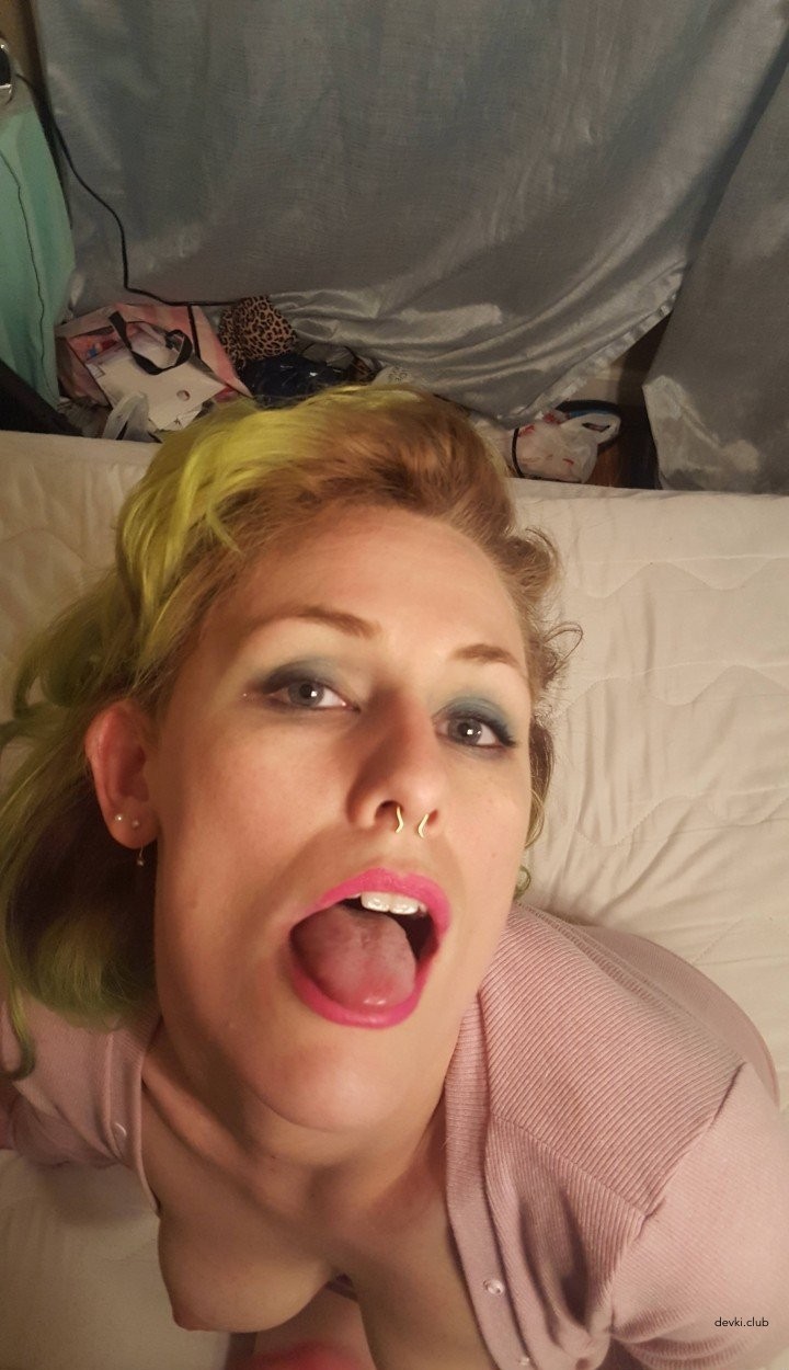 Sexy Kitty with Perfect Holes Takes It Deep in Mouth