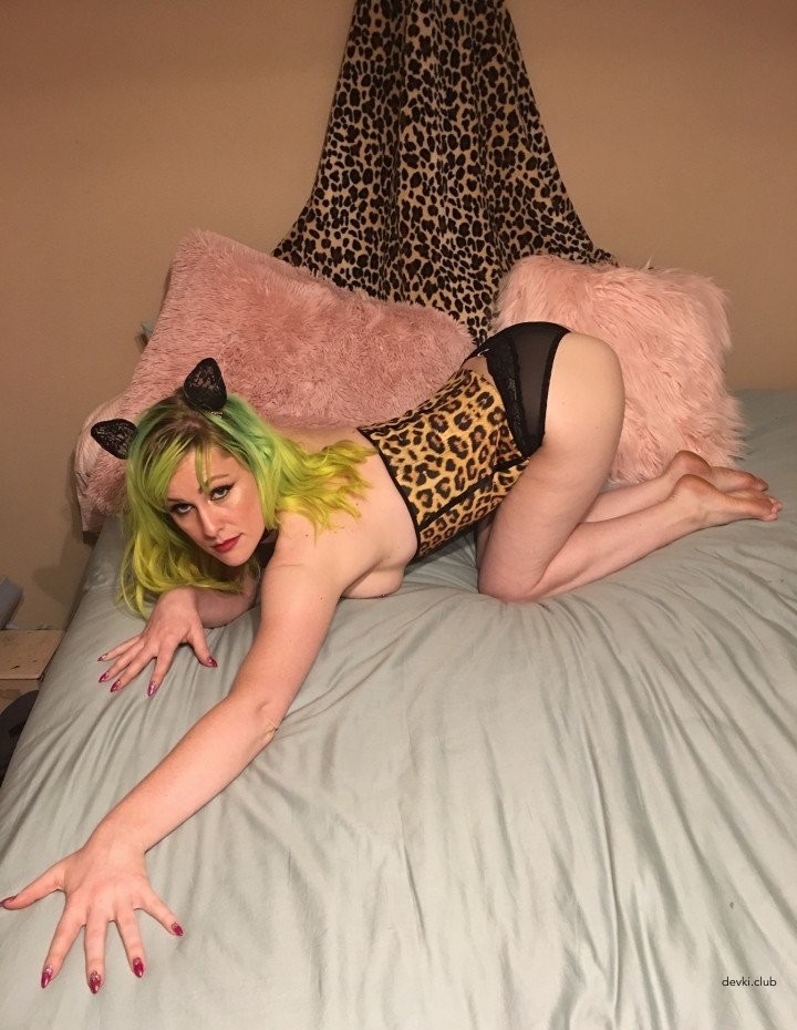 Sexy Kitty with Perfect Holes Takes It Deep in Mouth