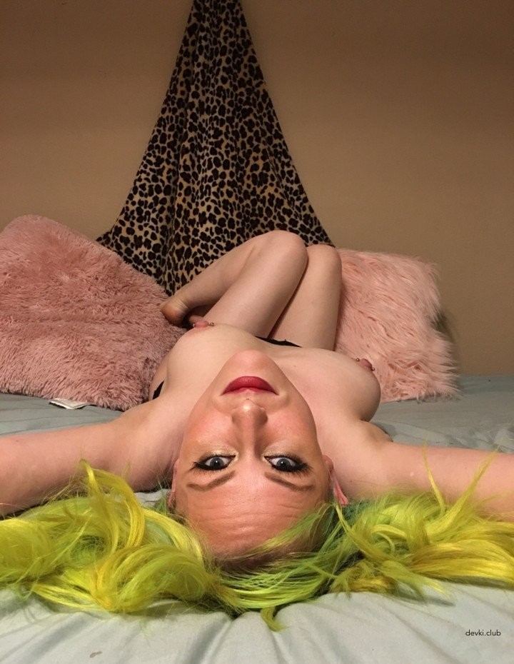 Sexy Kitty with Perfect Holes Takes It Deep in Mouth