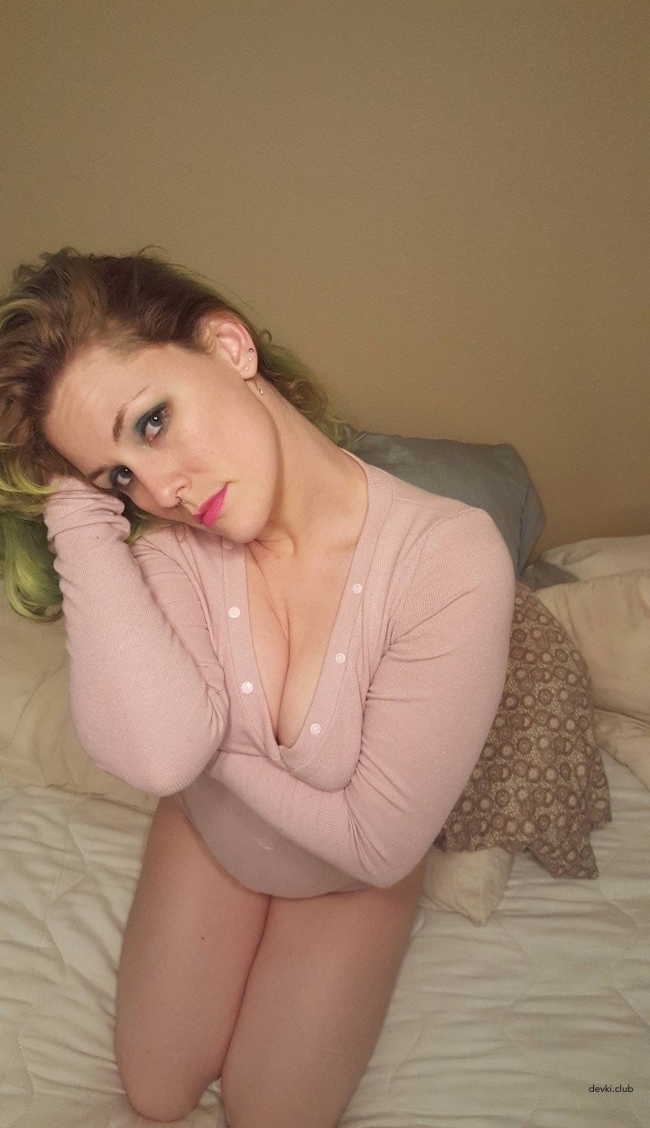 Sexy Kitty with Perfect Holes Takes It Deep in Mouth