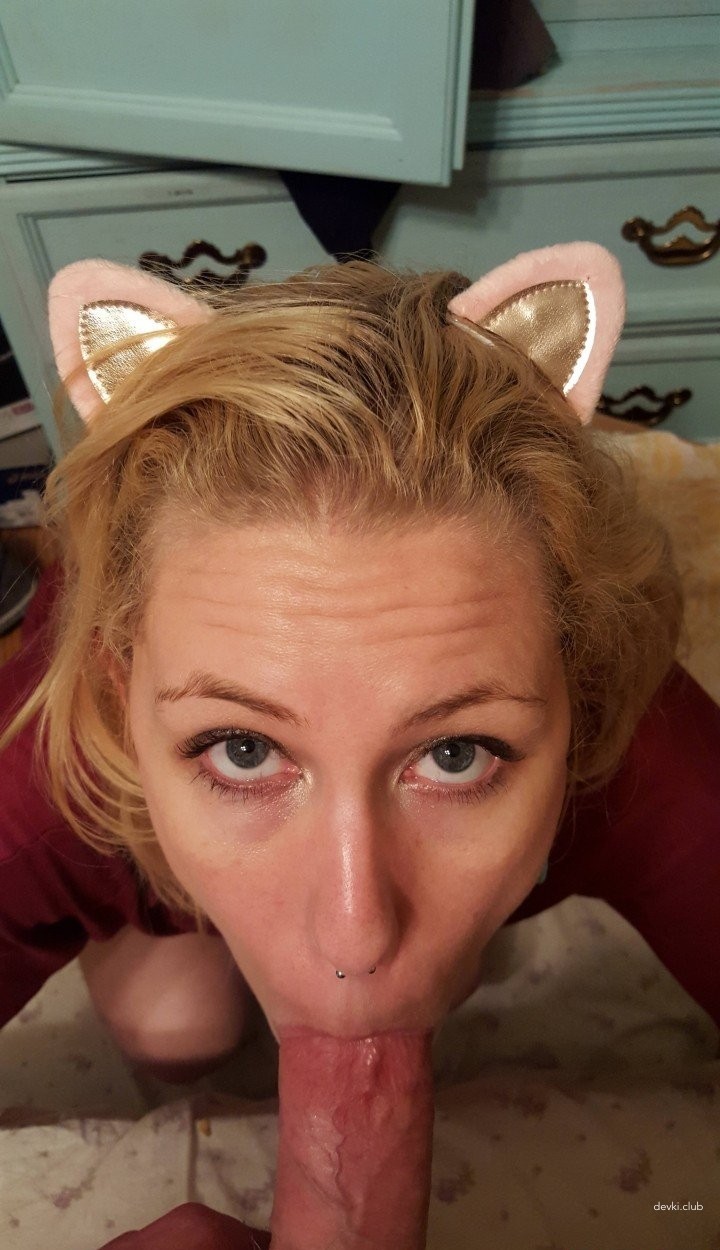 Sexy Kitty with Perfect Holes Takes It Deep in Mouth