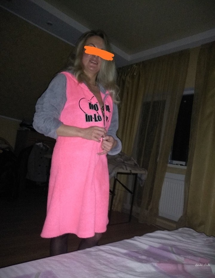 Bald Mature Wife's Shaved Pussy Amateur Porn Pics