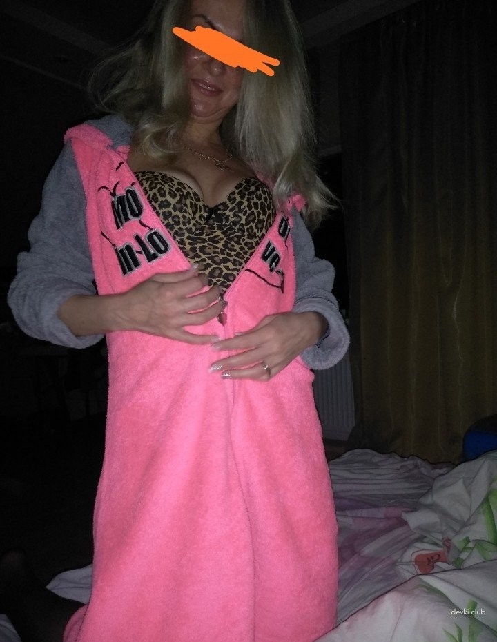 Bald Mature Wife's Shaved Pussy Amateur Porn Pics