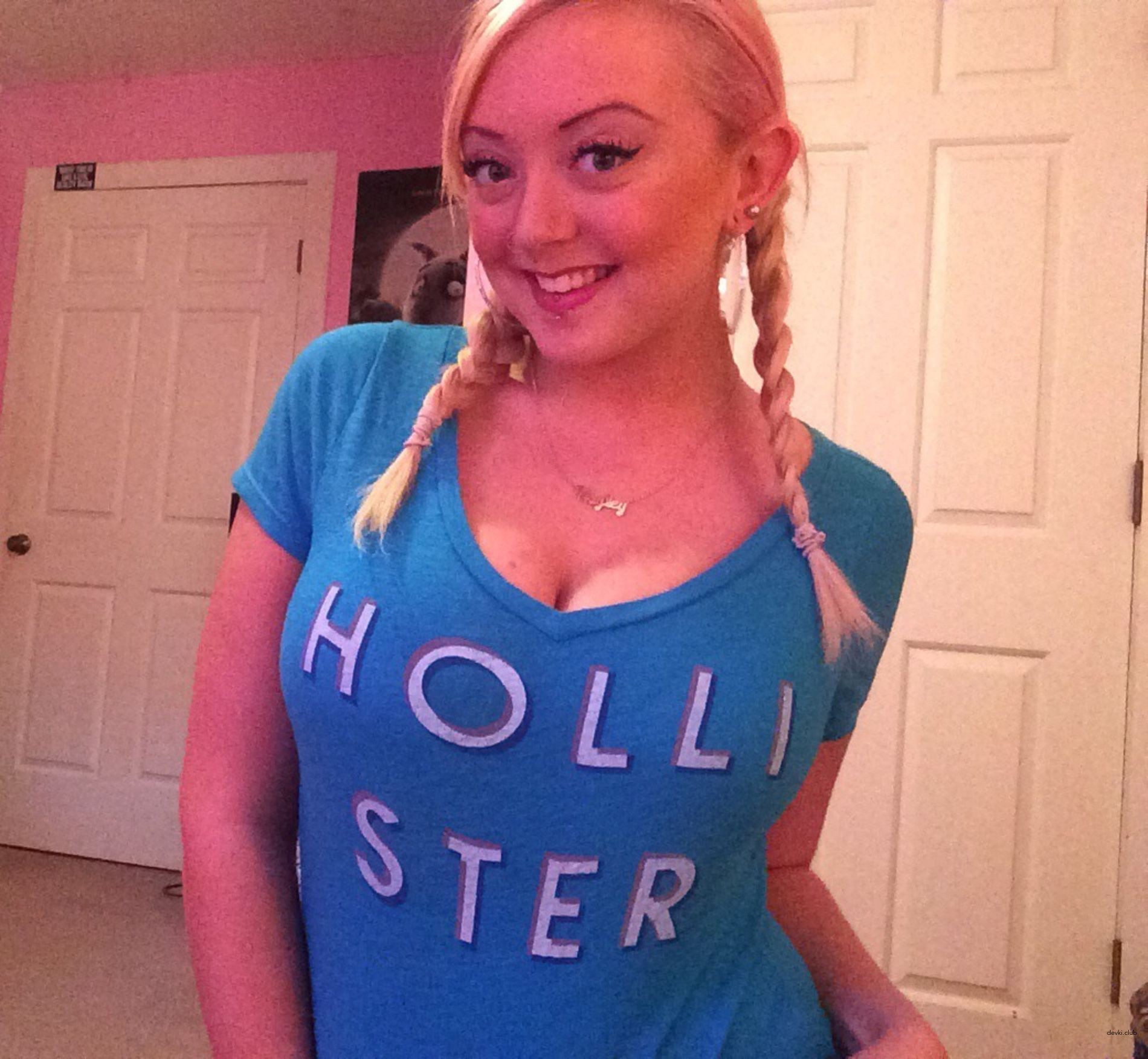 Blonde Bombshell's Big Booty Amateur Photo - Explicit Curves and Seductive Poses