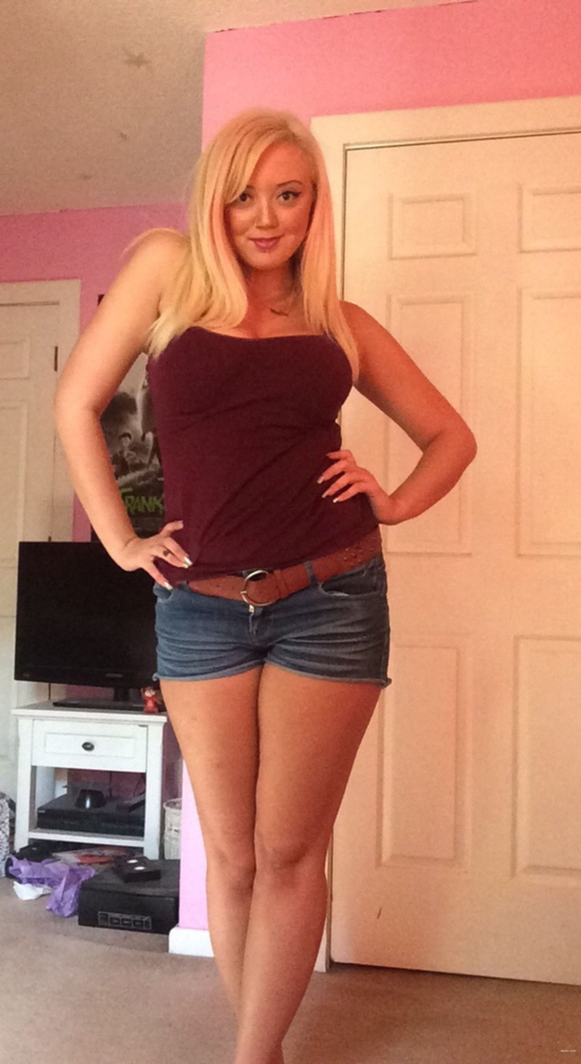 Blonde Bombshell's Big Booty Amateur Photo - Explicit Curves and Seductive Poses