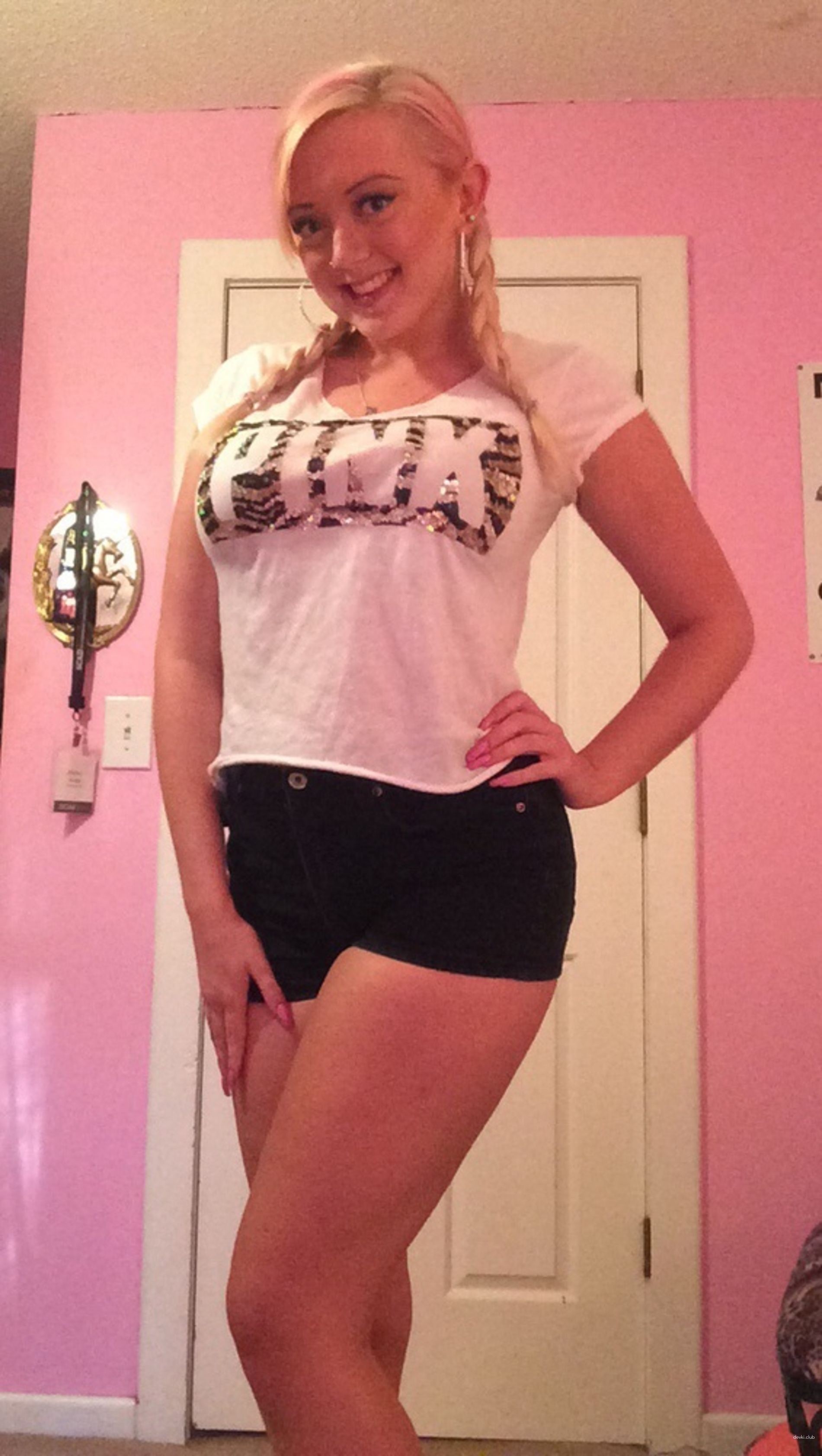 Blonde Bombshell's Big Booty Amateur Photo - Explicit Curves and Seductive Poses